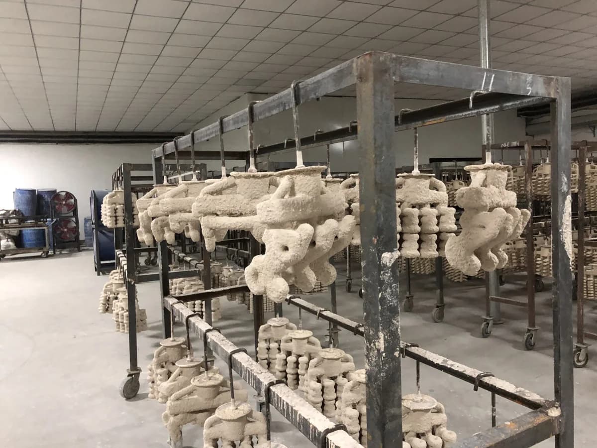 Moldes de conchas de cerámica colgados en rejillas de secado