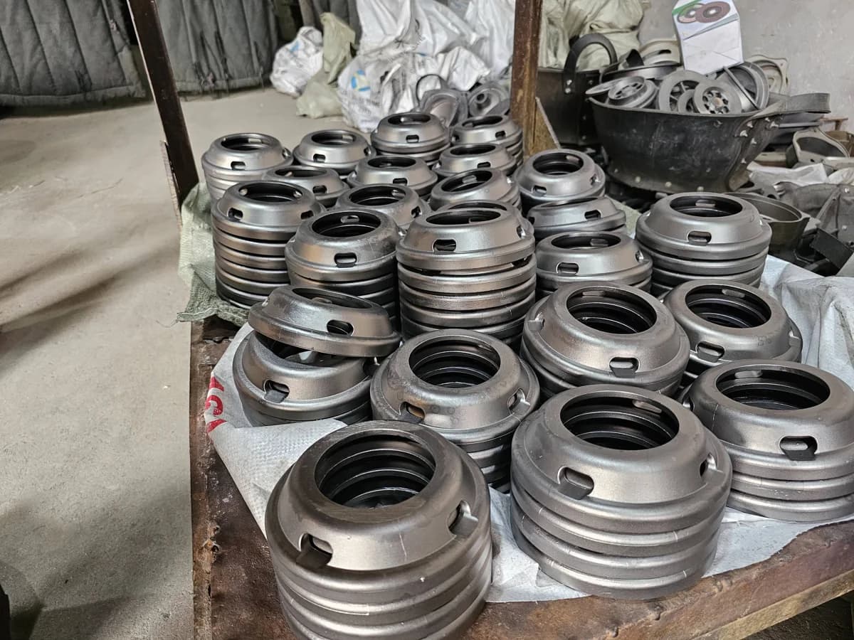 Componentes de fundición circular limpios apilados en el taller