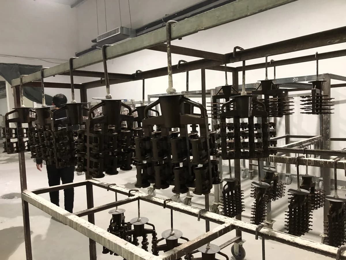 Árboles de patrones suspendidos en bastidores de taller.