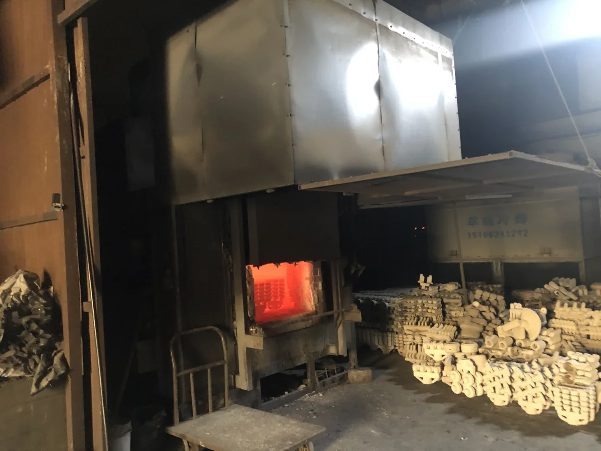 Abertura de horno luminosa y moldes cerámicos en la zona de cocción