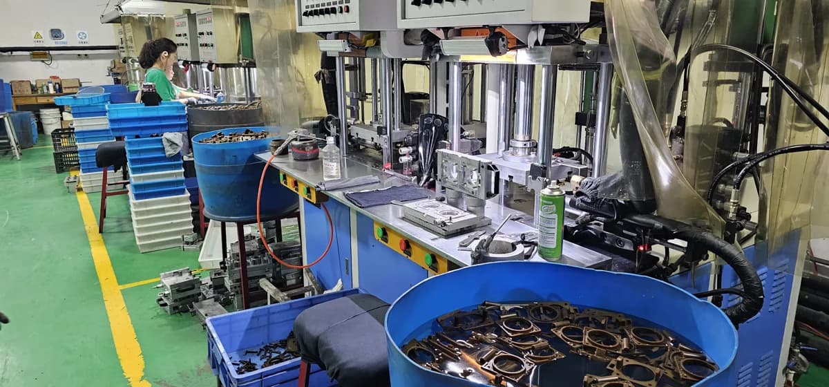 Área de producción de patrones de cera con herramientas y piezas de cera.