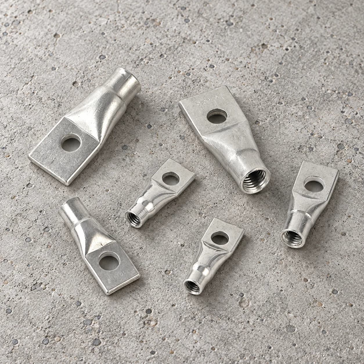 Douilles filetées à extrémité plate avec trous transversaux et ouvertures cylindriques pour filetage intérieur