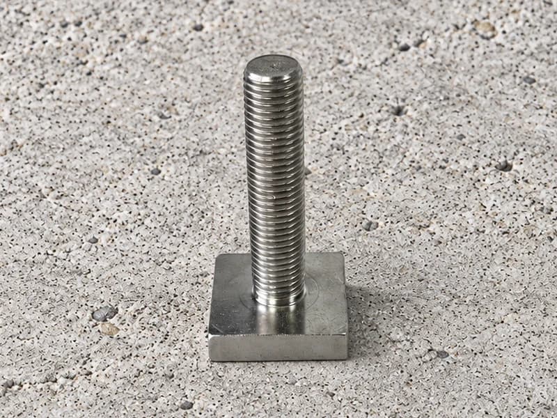 Boulon carré à tête plate avec tige cylindrique à filetage extérieur
